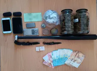 κατασχέθηκαν ποσότητες ακατέργαστης κάνναβης (χασίς), συνολικού βάρους 299 γραμμαρίων, 16 ναρκωτικά χάπια